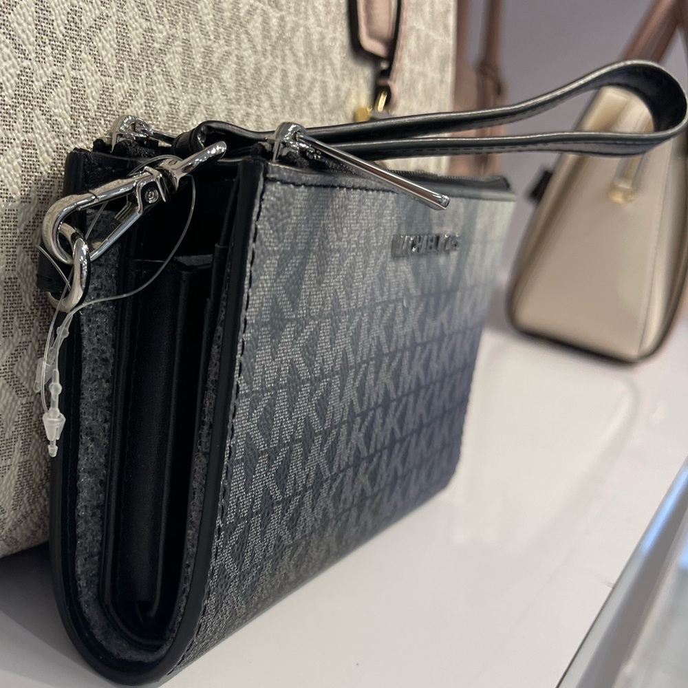 MICHAEL KORS Jet Set Lg Ombré Signature Logo Double Zip Wristlet Phone Holdr
NWT - Picture 6 of 16